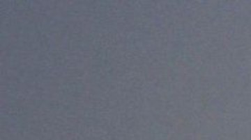 El humo y los escombros de un ataque israelí se elevan sobre la ciudad de Gaza.