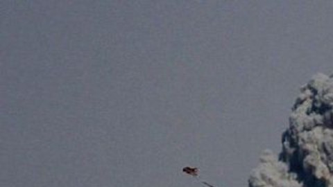 El humo y los escombros de un ataque israelí se elevan sobre la ciudad de Gaza.