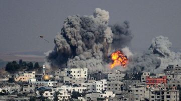 El humo y los escombros de un ataque israelí se elevan sobre la ciudad de Gaza.
