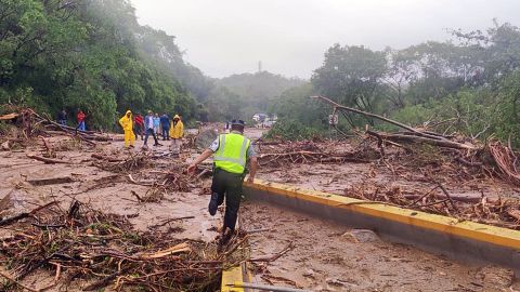 México reporta daños en las principales carreteras de Guerrero por el huracán Otis