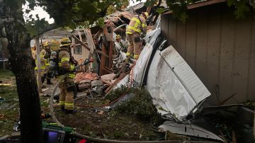Dos muertos y un herido tras estrellarse un avión contra el techo de una casa en Oregón