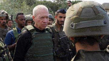 GETTY IMAGES Pie de foto, El ministro de Defensa de Israel, Yoav Gallant, se reunió con los soldados israelíes concentrados cerca de la frontera con Gaza.