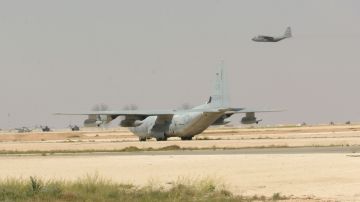 Un C-130J se encuentra en la línea de vuelo en la base aérea estadounidense de Al Asad en Irak.