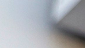 Trabajadores de la salud protestan frente al Centro Médico Kaiser Permanente de Los Ángeles.