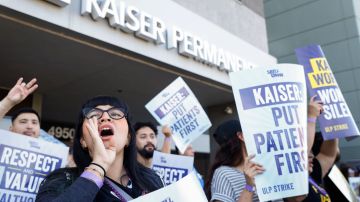 Trabajadores de la salud protestan frente al Centro Médico Kaiser Permanente de Los Ángeles.