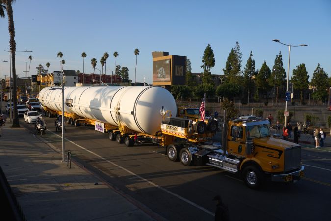 Los Angeles (United States), 11/10/2023.- The solid rocket motors arrive for the upcoming exhibit 'Go for Stack' of space shuttle Endeavour at the California Science Center in Los Angeles, California, USA, 11 October 2023. The museum is in the complex process of moving each of space shuttle Endeavour's components into place for the shuttle's upcoming 20-story vertical display. EFE/EPA/Allison Dinner