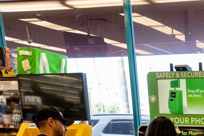 Los Angeles (United States), 11/10/2023.- People line up to buy Powerball tickets in a supermarket in Los Angeles, California, USA, 11 October 2023. With an estimated 1.73 billion dollars jackpot, this is the second largest prize in the Powerball game'Äôs history. EFE/EPA/ETIENNE LAURENT