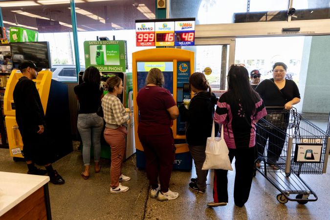 Los Angeles (United States), 11/10/2023.- People line up to buy Powerball tickets in a supermarket in Los Angeles, California, USA, 11 October 2023. With an estimated 1.73 billion dollars jackpot, this is the second largest prize in the Powerball game'Äôs history. EFE/EPA/ETIENNE LAURENT