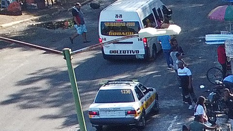 Inmigrantes hacen fila para tramitar solicitudes de asilo en Tapachula, México.