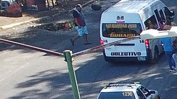 Inmigrantes hacen fila para tramitar solicitudes de asilo en Tapachula, México.