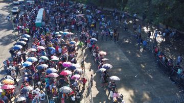 Inmigrantes hacen fila para tramitar solicitudes de asilo en Tapachula, México.