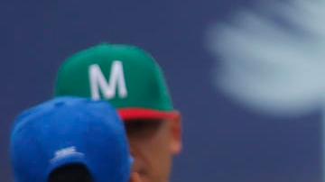 Jugadores de México saludan antes de enfrentar a Chile en un juego de béisbol en los Juegos Panamericanos 2023.