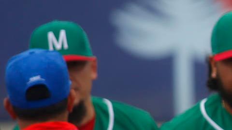 Jugadores de México saludan antes de enfrentar a Chile en un juego de béisbol en los Juegos Panamericanos 2023.