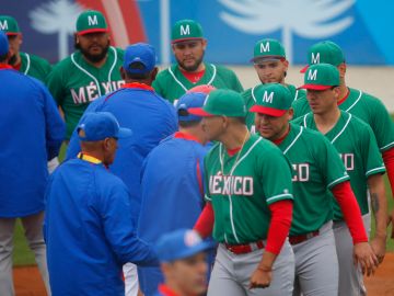 Jugadores de México saludan antes de enfrentar a Chile en un juego de béisbol en los Juegos Panamericanos 2023.