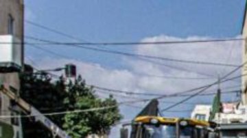 Hombres armados inspeccionan los daños en el campo de refugiados de Yenín.