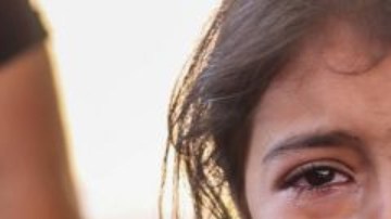 Niños llorando por las incursiones israelíes el 15 de octubre de 2023 en Khan Yunis, Gaza.