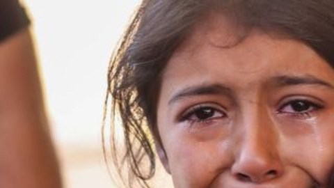Niños llorando por las incursiones israelíes el 15 de octubre de 2023 en Khan Yunis, Gaza.