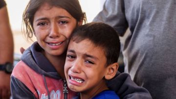 Niños llorando por las incursiones israelíes el 15 de octubre de 2023 en Khan Yunis, Gaza.