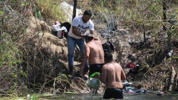 Caos durante operativo al norte de México orilló a 2.000 migrantes a las aguas del río Bravo