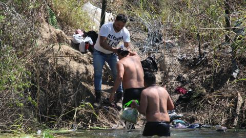 Caos durante operativo al norte de México orilló a 2.000 migrantes a las aguas del río Bravo