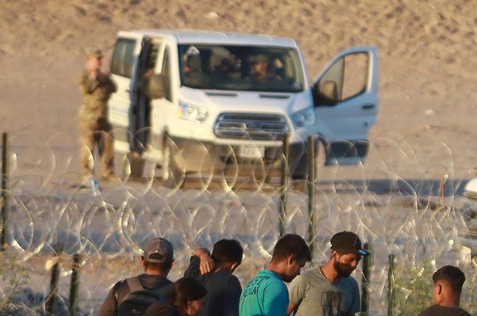 Caos durante operativo al norte de México orilló a 2.000 migrantes a las aguas del río Bravo