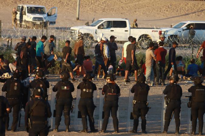 Caos durante operativo al norte de México orilló a 2.000 migrantes a las aguas del río Bravo