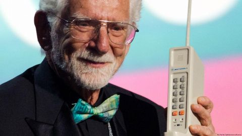 Experto advierte: el dispositivo móvil del futuro será un implante