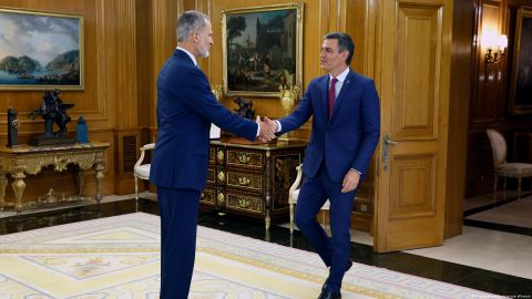 Felipe VI encarga a Pedro Sánchez intentar formar gobierno