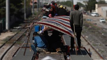 Más de mil migrantes llegan a Ciudad Juárez en tren de carga