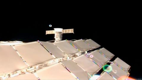 La NASA, alarmada al ver copos junto a la ventana de la EEI
