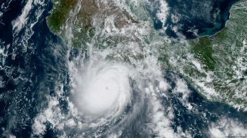 Huracán Otis ya es es categoría 5 previo a tocar tierra en México y "potencialmente catastrófico"