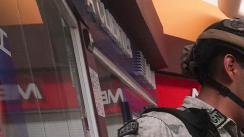 Habitantes de Acapulco, al sur de México claman ayuda tras paso de huracán Otis en medio de saqueos