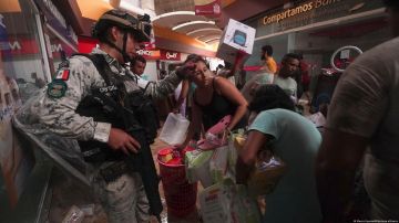 Habitantes de Acapulco, al sur de México claman ayuda tras paso de huracán Otis en medio de saqueos