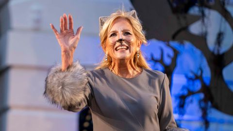 Una Jill Biden disfrazada de gata regala libros a los niños por Halloween en la Casa Blanca