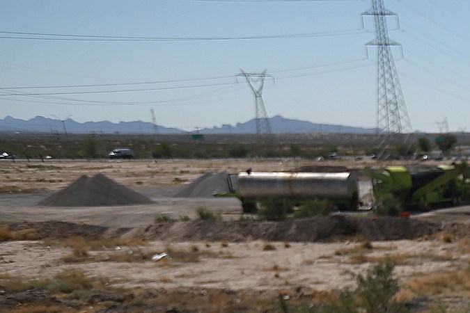 Inmigrantes viajan sobre el tren conocido como "La Bestia", el 29 de septiembre de 2023, en Ciudad Juárez.