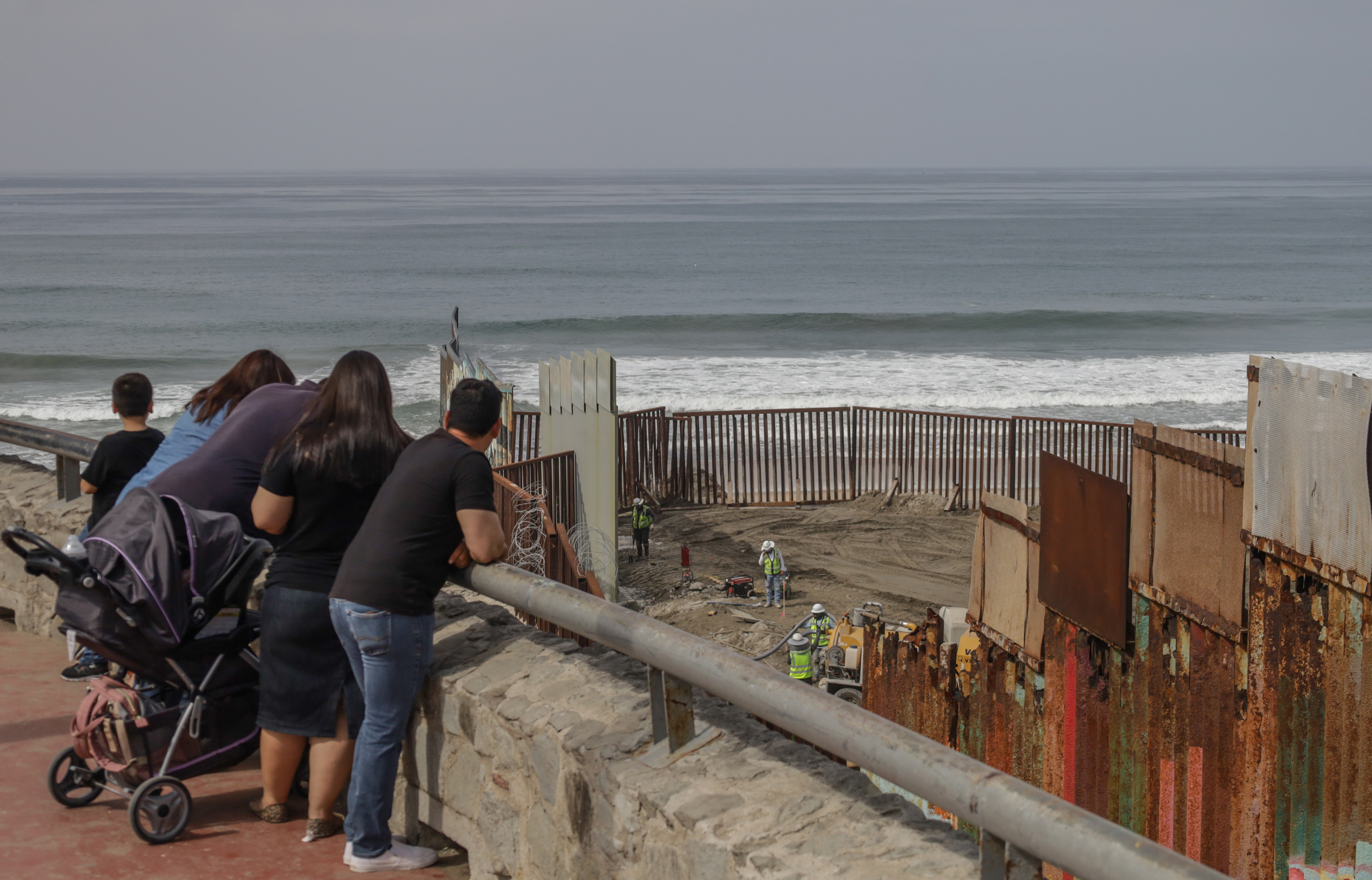 El reemplazo del muro fronterizo incluye instalar una valla más alta entre San Diego y Tijuana.