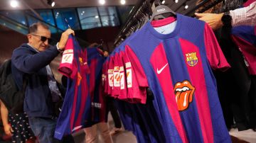 Camisetas del FC Barcelona y los Rolling Stones en la tienda oficial del equipo.