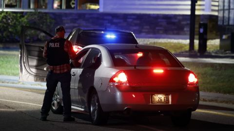 Cientos de policías buscan a Robert Card, principal sospechoso en el tiroteo de Maine