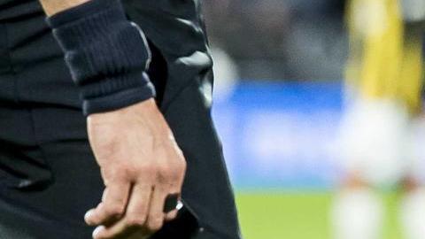 Santi Giménez tuvo que ser sustituido por lesión en la goleada del Feyenoord al Vitesse.