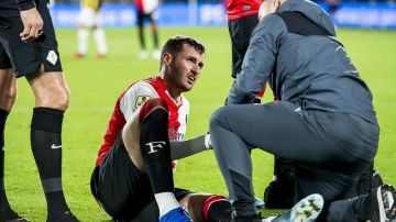 Santi Giménez tuvo que ser sustituido por lesión en la goleada del Feyenoord al Vitesse.