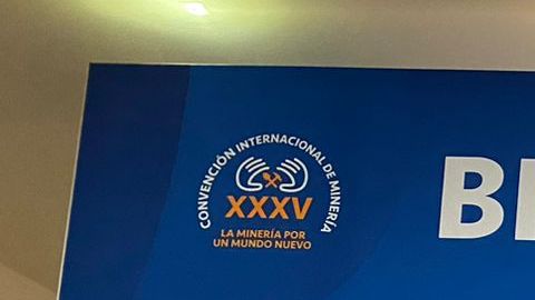 Alejandra Jiménez (segunda de derecha a izquierda) con algunos de sus compañeros de trabajo antes de la llegada de Otis en Acapulco