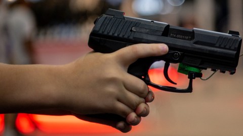 Niño con un arma