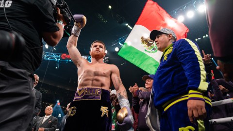 Saúl 'Canelo' Álvarez (i) y su entrenador Eddy Reynoso (d).