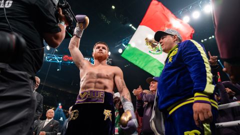 Saúl 'Canelo' Álvarez (i) y su entrenador Eddy Reynoso (d).