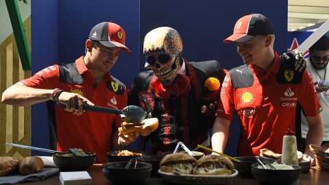 Charles Leclerc prepara una torta de chilaquiles en México.