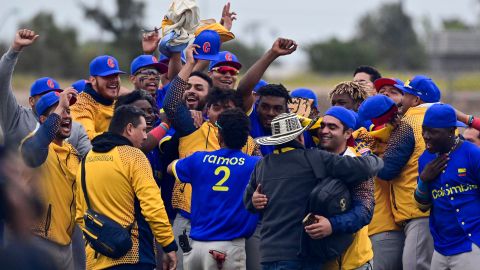 Colombia celebra la medalla de oro en el béisbol de los Juegos Panamericanos.