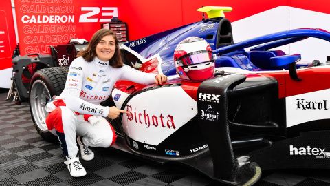 Tata Calderón y Karol G exhibirán su casco en el Gran Premio de México.