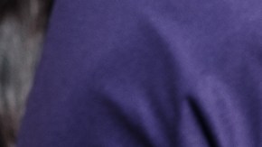 Trabajadora de Google Mary Jo Madda, derecha, ayuda a los niños en la actividad de hacer tabla de circuitos en la segunda edición anual del día del empoderamiento tecnológico en un día caliente en el coliseo de Los Ángeles en Los Angeles, Calif. en el 4 de Octubre del 2023.