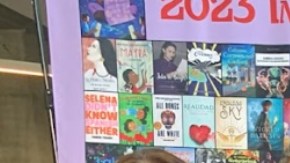 El profesor Armando Vázquez-Ramos aparece al centro sosteniendo el reconocimiento.