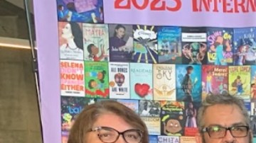 El profesor Armando Vázquez-Ramos aparece al centro sosteniendo el reconocimiento.